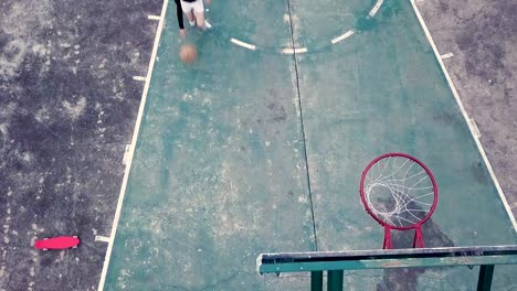 Slow-Motion-der-Mädchen-Praxis-Basketball-am-Hof-nach-der-Schule