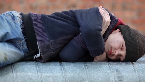 niño-sin-hogar-durmiendo-en-un-tubo-de-calefacción