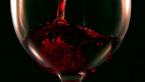 Extreme-Nahaufnahme-von-Rotwein-in-Glas