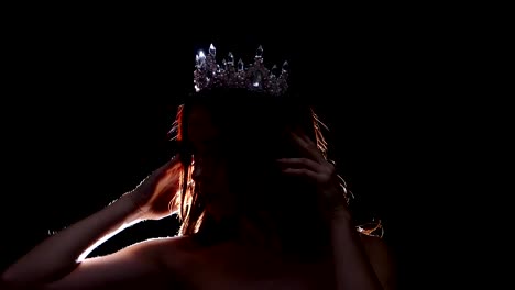 Female-model-in-the-crown-posing-in-the-studio-jewelry