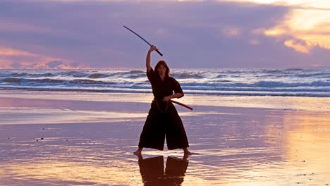 Samurai-Frau-am-Strand-bei-Sonnenuntergang