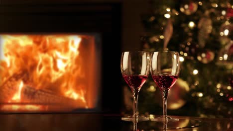 Dos-copas-de-vino-tinto-por-la-chimenea.-Acogedor-velada-romántica-junto-a-la-chimenea.-4K