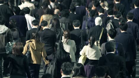 Menge-von-Geschäftsleuten-am-Morgen-Shinjyuku-Tokyo-Japan-arbeiten