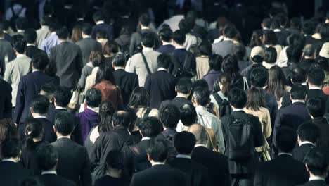 Multitud-de-hombres-de-negocios-va-a-funcionar-por-la-mañana-Tokio-Shinjyuku