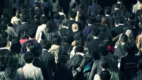 Menge-von-Geschäftsleuten-am-Morgen-Shinjyuku-Tokyo-Japan-arbeiten