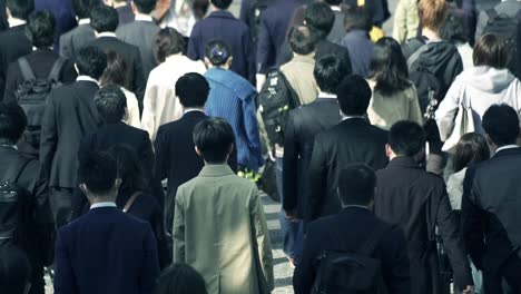 Menge-von-Geschäftsleuten-am-Morgen-Shinjyuku-Tokyo-Japan-arbeiten