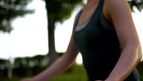 Hübsche-Frau,-Yoga-zu-praktizieren,-in-Lotus-pose