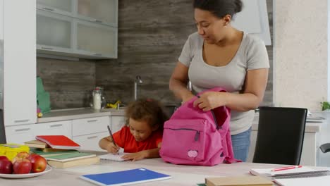 Madre-viendo-de-niño-a-escuela