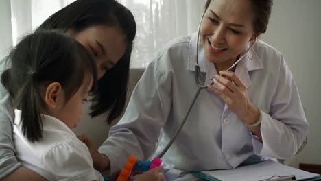 Trabajador-médico-examen-de-niño