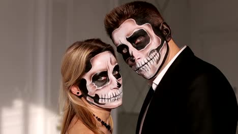 Retrato-de-una-joven-pareja-con-la-máscara-de-Halloween.-Primer-plano.