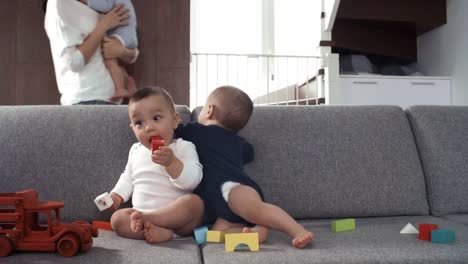 Baby-Brother-mit-seinen-Zwillingsgeschwistern-auf-der-Couch