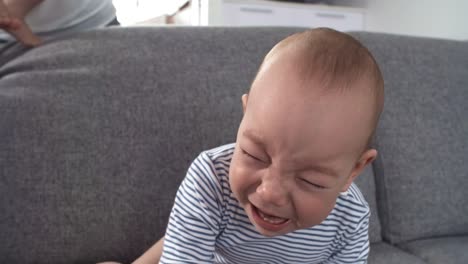 Llorando-Niño-Niño-Recogido-por-su-Madre