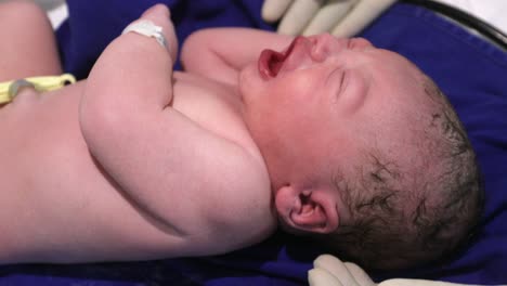 Bebé-recién-nacido-después-del-nacimiento-primeros-segundos-de-vida