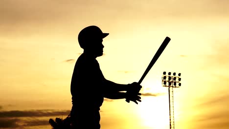 Silhouette-Baseball-Spieler-hält-einen-Baseballschläger,-um-die-Kugel-bohrt-zu-treffen