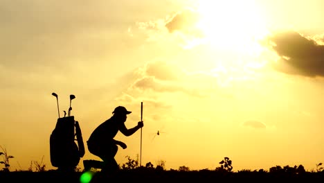 Silhouette-Männliche-Athleten-trainieren-mit-dem-Sonnenuntergang