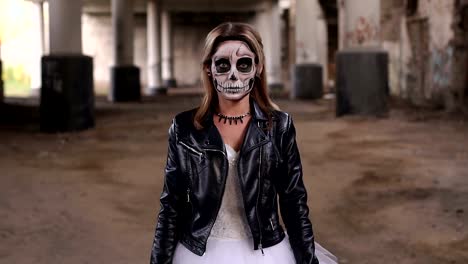 Girl-in-wedding-dress-and-in-a-leather-jacket-with-a-terrible-make-up.-Halloween