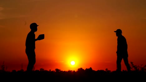 Silhouette-Baseball,-zwei-Männer-übten,-wie-sie-einen-Baseball-warfen-und-sich-trafen