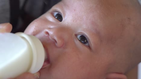 Mutter-füttert-ihr-neugeborenes-Baby-aus-der-Flasche