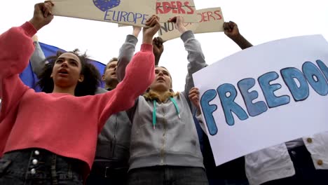 Aktivisten-skandieren-Slogan-mit-Plakaten-für-keine-Grenzen-in-der-EU,-Migrationskrise