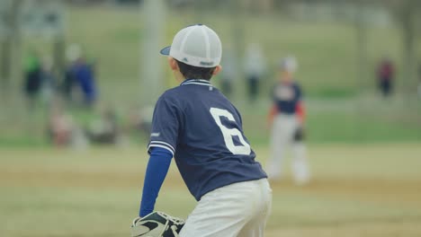 Zeitlupe-des-Kindes-in-Position-in-der-Mitte-des-Baseball-Spiel