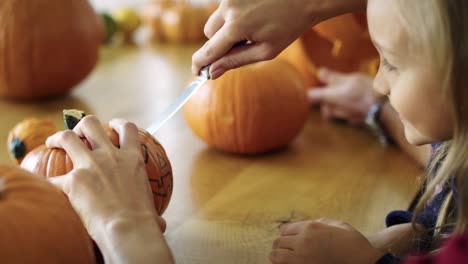 Perforación-de-calabazas-pequeñas-para-Halloween