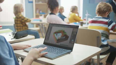 Grundschule-Informatik-Klassenzimmer:-Über-die-Schulter-Ansicht-eines-Kindes-mit-Laptop-zu-entwerfen-3D-Spiel,-Aufbau-Ebene-in-strategischen-Rollenspiel-Videospiel