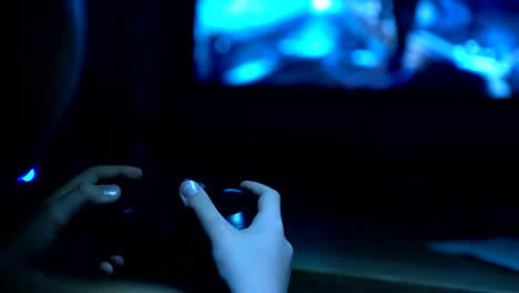 4K-imágenes-mal-iluminadas-de-niño-sosteniendo-el-joystick-en-la-mano