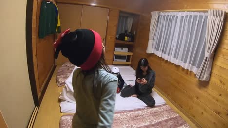 Die-Familie-schläft-in-einer-kalten-Winternacht-im-japanischen-Schlafzimmer-im-Futon-Stil.