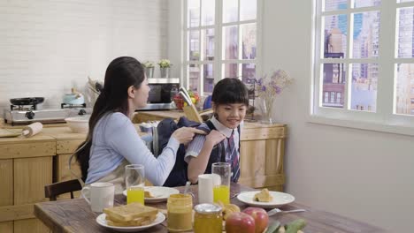 niño-preparándose-para-dejar-la-casa-para-la-escuela