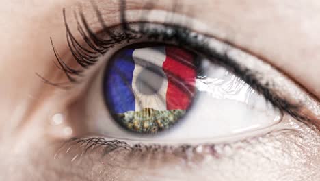 mujer-ojo-verde-en-primer-plano-con-la-bandera-de-Francia-en-el-iris-con-el-movimiento-del-viento.-concepto-de-vídeo