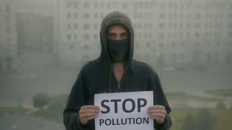 El-hombre-usa-máscara-respiratoria.-Detener-la-contaminación-del-aire.-Smog-de-tráfico-de-la-ciudad.-Rrespirator