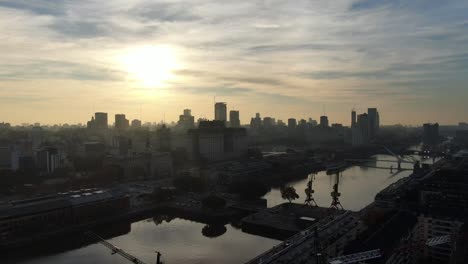 Buenos-Aires-Puerto-Madero-Himmel-Schrotter-und-Park-auf-Sonnenuntergang-Luft