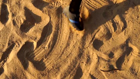 Baseballspieler-rutscht-in-Heimbasis