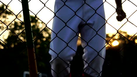 Baseballspieler-üben-bei-Sonnenuntergang