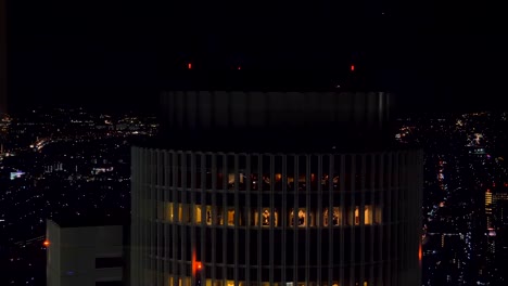 Die-gelben-Lichter-im-Gebäude-in-Tokio-Japan