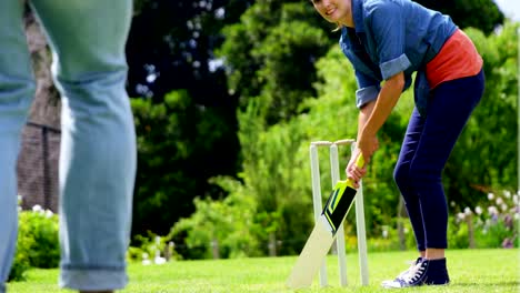 Couple-playing-cricket