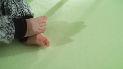 Des-Babys-Füße-in-Hosen-schütteln-im-Bett