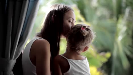 Madre-muy-calmante-y-abrazos-a-niña-llorando.