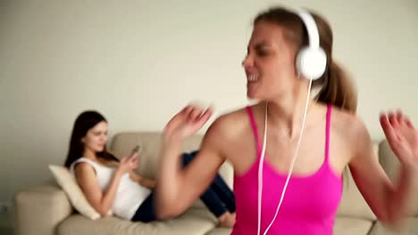 Mujer-joven-sola-en-casa-cantando-y-divirtiéndose