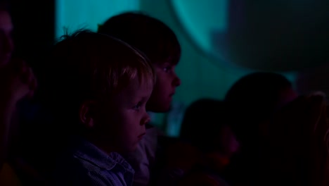 Zwei-Kinder-in-der-Aula,-Blick-auf-die-Bühne.