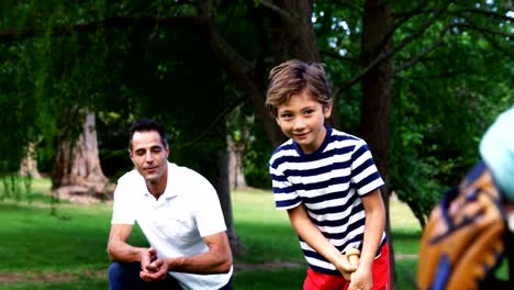 Familie-Baseball-im-Park-spielen