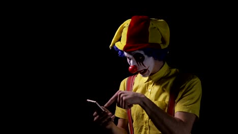 A-clown-uses-a-smartphone-to-call-the-viewer.