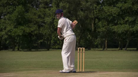 Ein-Schlagmann-spielen-ein-Hakenwurf-Fledermäuse-die-Kugel-Weg-spielen-Cricket.