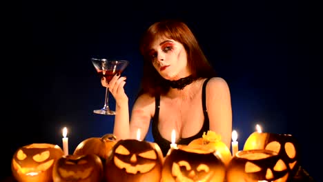 Frau-mit-Halloween-Kürbisse-halten-Cocktailglas