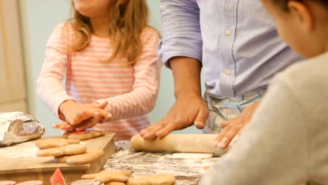 Hacer-galletas-de-Navidad-con-papá