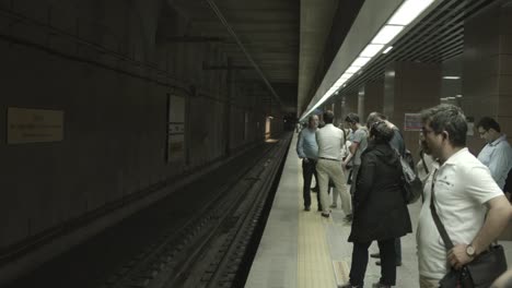 Menschen-Timelapse-im-Bahnhof-in-Istanbul,-Türkei.-12.-Juni-2015