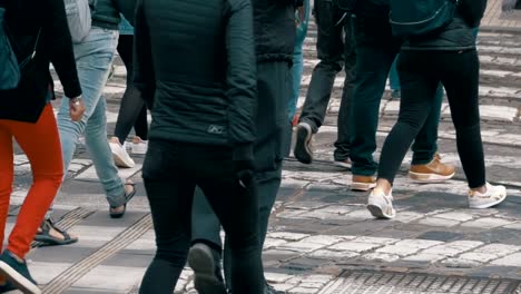 Füße-von-Masse-Menschen-zu-Fuß-auf-dem-Fußgängerüberweg-in-Zeitlupe