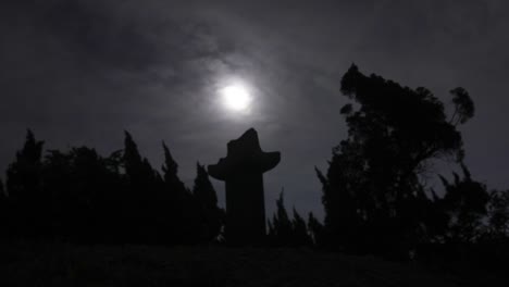 Grabstein-am-Friedhof-mit-dem-Mond-in-Südkorea