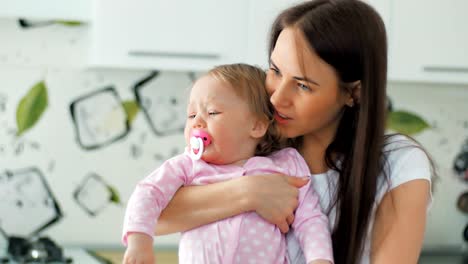 Mutter-tröstete-weinende-kleine-Tochter---Elternschaft-Konzept