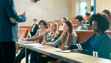 Universität-Professor-hält-Vortrag-zu-einem-Klassenraum-voller-Multi-ethnischen-Studenten.-Prominente-Dozent-hellen-jungen-Menschen-beizubringen.